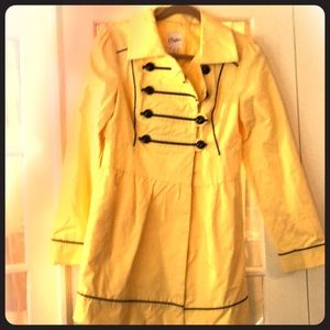 Pretty little raincoat Military Details. Sunny